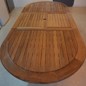 Aérogommage d'une grande table en bois à Chinon après rénovation