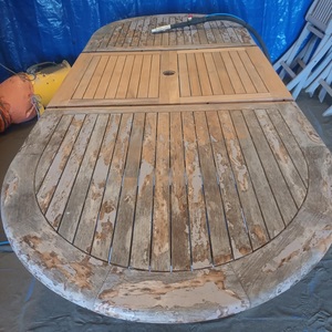 Aérogommage d'une grande table en bois à Chinon avant rénovation