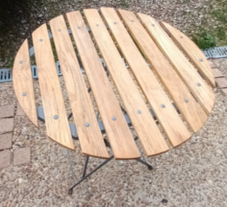 Aérogommage d'une petite table en bois à Chinon après rénovation