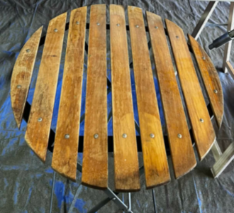Aérogommage d'une petite table en bois à Chinon avant rénovation